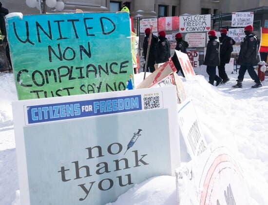 Kanada, Protest gegen Corona-Maßnahmen in Ottawa - Polizei beginnt mit Räumung von LKW-Blockade February 18, 2022, Ottawa, ON, Canada: Police move into position as they take action to end a protest, which started in opposition to mandatory COVID-19 vaccine mandates and grew into a broader anti-government demonstration and occupation, in Ottawa, Friday, Feb. 18, 2022. Ottawa Canada - ZUMAc35_ 20220218_zaf_c35_135 Copyright: xAdrianxWyldx