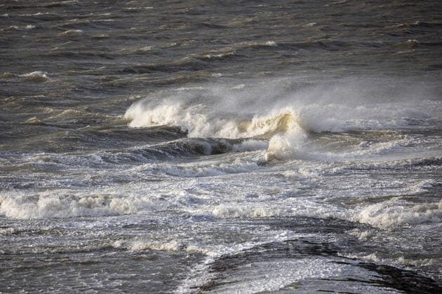 Norderney. 18 FEB 2022. Sturmtief Zeynep (Eunice) an der deutschen Nordseeküste. Schwere Brandung am Nordstrand von Norderney. NORDSEE. Ostfriesische Inseln. *** Norderney 18 FEB 2022 Storm low Zeynep Eunice on the German North Sea coast Heavy surf on the northern beach of Norderney NORDSEE East Frisian Islands Copyright: JanisMEYER Priller&MAUG JMY0K0369X
