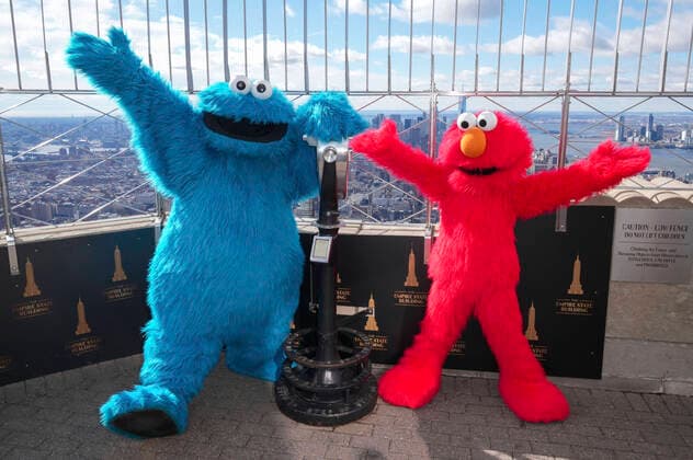 Bilder des Jahres 2022, Entertainment 02 Februar Entertainment Themen der Woche KW07 Entertainment Bilder des Tages Krümelmonster und Elmo beim Photocall zur Live-Tour-Show Sesame Street Live! auf dem Empirde State Building. New York, 18.02.2022 *** Cookie Monster and Elmo at the photocall for the live tour show Sesame Street Live at the Empirde State Building New York, 18 02 2022 Foto:xJ.xNacionxx xFuturexImage