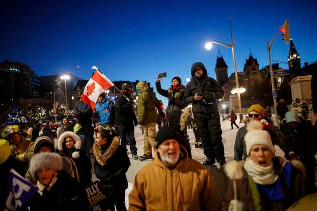 February 18, 2022, OTTAWA, ON, CANADA: People watch as police officers push back protestors during a protest against COVID-19 measures that has grown into a broader anti-government protest continues to occupy downtown Ottawa on Friday, Feb. 18, 2022. OTTAWA CANADA  - ZUMAc35_ 20220218_zaf_c35_222 Copyright: xColexBurstonx