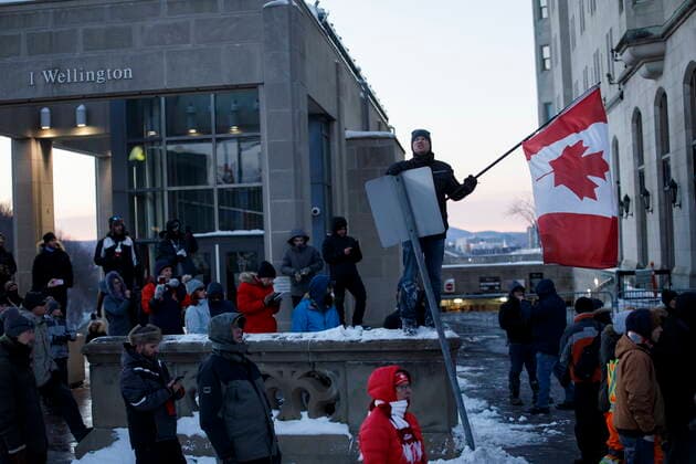 February 18, 2022, OTTAWA, ON, CANADA: People watch as police officers push back protestors during a protest against COVID-19 measures that has grown into a broader anti-government protest continues to occupy downtown Ottawa on Friday, Feb. 18, 2022. OTTAWA CANADA  - ZUMAc35_ 20220218_zaf_c35_239 Copyright: xColexBurstonx