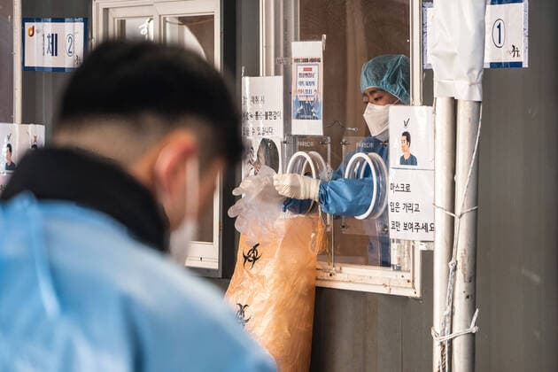February 18, 2022, Seoul, South Korea: A health worker changes his gloves at a makeshift COVID-19 testing site in Seoul..South Korea reports 109,831 newly confirmed COVID19 cases. Seoul South Korea - ZUMAs197 20220218_zaa_s197_104 Copyright: xSimonxShinx