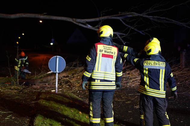 Sturmtief Zeynep fegt über Niedersachsen - Salzgitter Das Sturmtief Zeynep fegt wie erwartet mit heftigen Böen über Niedersachsen. In Salzgitter sind die Feuerwehren und das THW im Einsatz. Im Ort hat Zeynep bereits unzählige Bäume umstürzen lassen und lasst den Einsatzkräften keine ruhe. Zeynep, Unwetter, Extremwetter, Orkan, Orkantief, Sturm, Sturmtief, Wetter, Wetterbilder, THW, Feuerwer Salzgitter Niedersachsen Deutschland *** Storm low Zeynep sweeps over Lower Saxony Salzgitter The storm low Zeynep sweeps as expected with violent gusts over Lower Saxony In Salzgitter, the fire departments and the THW are in use In the place Zeynep has already countless trees fallen and leaves the emergency services no rest Z Copyright: xFlorianxFoltax