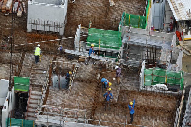 Daily Life In Singapore Amid The COVID-19 Pandemic Migrant workers work at a building construction site amid the COVID-19 Omicron wave on February 19, 2022 in Singapore. Singapore Singapore  Copyright: xSuhaimixAbdullahx originalFilename: abdullah-notitle220219_nptl5.jpg