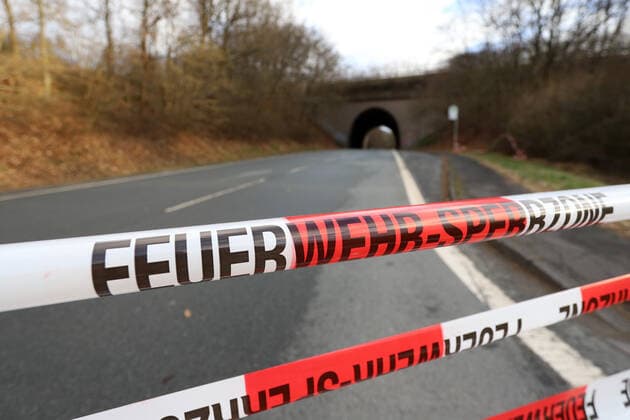 Sturmtief, Orkantief Zeynep ueber NRW. Die L565 zwischen dem Seelbacher Weiher und Heisberg ist aktuell noch gesperrt. Absperrband, Feuerwehr-Sperrzone Winter im Siegerland am 19.02.2022 in Siegen Deutschland. *** Storm low, hurricane Zeynep over NRW The L565 between the Seelbacher pond and Heisberg is currently still closed barrier tape, firefighters exclusion zone winter in the Siegerland on 19 02 2022 in Siegen Germany