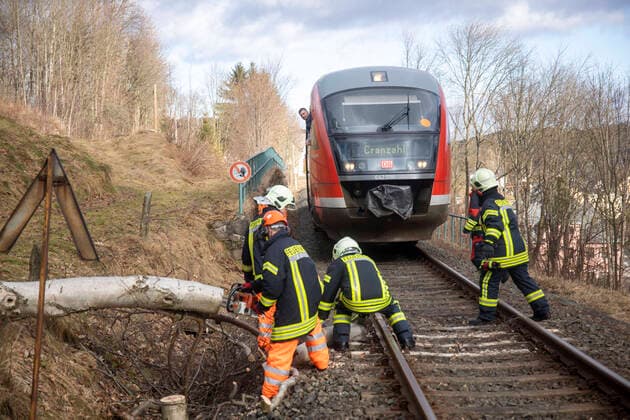 Bilder des Jahres 2022, News 02 Februar News Themen der Woche KW07 News Bilder des Tages ID 539 Orkantief Zeynep fegte in den Nachtstunden hinweg und hinterließ auch in Sachsen zahlreiche Schäden. Weit über hundert Einsätze galt es alleine im Erzgebirgskreis abzuarbeiten. Erst in den Morgenstunden, nachdem die Schäden ersichtlich wurden, begannen die großen Aufräumarbeiten. Die Bahn stellte schon am Freitagabend ihren Verkehr Großteils ein. Am Samstagmorgen begannen Erkundungsfahrten. Immer wieder wurden Sturmschäden festgestellt, die von den Feuerwehren beseitigt werden musste. So auch auf der Erzgebirgsbahnstrecke Chemnitz Cranzahl. Die Feuerwehr Sehma kam hier zum Einsatz, um eine große Birke von den Gleisen zu entfernen. Eigentlich sollte die Bahnstrecke gesperrt gewesen sein. Dennoch rollte aber noch währe