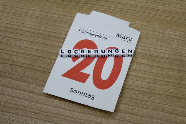 Kalenderblatt und Lockerungen Kalenderblatt und Lockerungen, 18.02.2022, Borkwalde, Brandenburg, Auf einem Kalenderblatt befindet sich der Schriftzug Lockerungen.