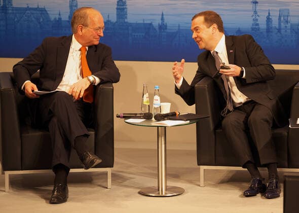 Der Ministerpräsident der Russischen Föderation Dmitri Medwedew (rechts) während der Münchner Sicherheitskonferenz 2016. Im Gespräch mit dem Chef der Münchner Sicherheitskonferenz Wolfgang Ischinger (links). Vom 12. bis 14. Februar 2016 war München Bühne für die wichtigsten sicherheitspolitischen Entscheidungsträger. Auf der 52. Münchner Sicherheitskonferenz (MSC) haben sich unter dem Vorsitz von Botschafter Wolfgang Ischinger etwa 600 hochrangige Führungspersönlichkeiten der internationalen Politik versammelt und über aktuelle Krisen sowie die sicherheitspolitischen Herausforderungen der Zukunft beraten. München Bayern Deutschland *** The Prime Minister of the Russian Federation Dmitry Medvedev on the right during the Munich