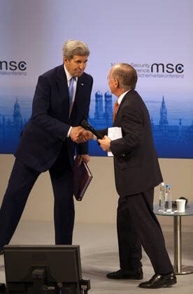 Der Außenminister der Vereinigten Staaten von Amerika (USA), John Kerry (links), nach seiner Rede bei der Münchner Sicherheitskonferenz 2016. Er schüttelt Wolfgang Ischinger die Hand. Vom 12. bis 14. Februar 2016 war München Bühne für die wichtigsten sicherheitspolitischen Entscheidungsträger. Auf der 52. Münchner Sicherheitskonferenz (MSC) haben sich unter dem Vorsitz von Botschafter Wolfgang Ischinger etwa 600 hochrangige Führungspersönlichkeiten der internationalen Politik versammelt und über aktuelle Krisen sowie die sicherheitspolitischen Herausforderungen der Zukunft beraten. München Bayern Deutschland *** The Secretary of State of the United States of America USA , John Kerry left , after his speech at the Munich Security