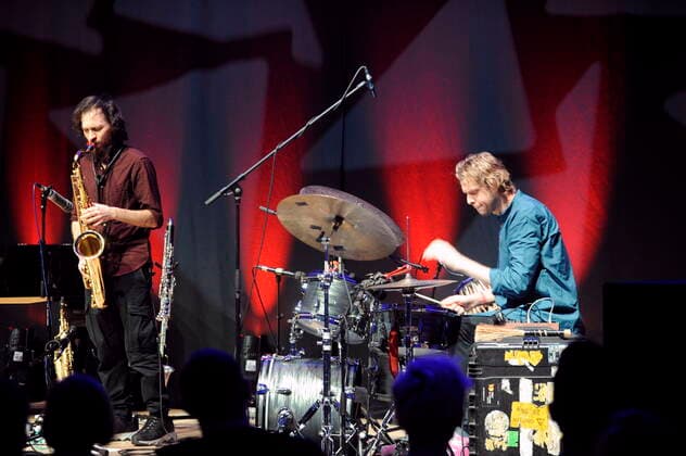 Jesse Barrett, der Schlagzeuger des englischen Jazz-Trios Mammal Hands, mit dem Saxophonisten Jordan Smart in der Philharmonie Essen. Jesse Barrett, drummer of the British jazz trio Mammal Hands, with saxophonist Jordan Smart at the Philharmonie Essen. Essen NRW DEU;DE;GERMANY;DEUTSCHLAND;ALLEMAGNE