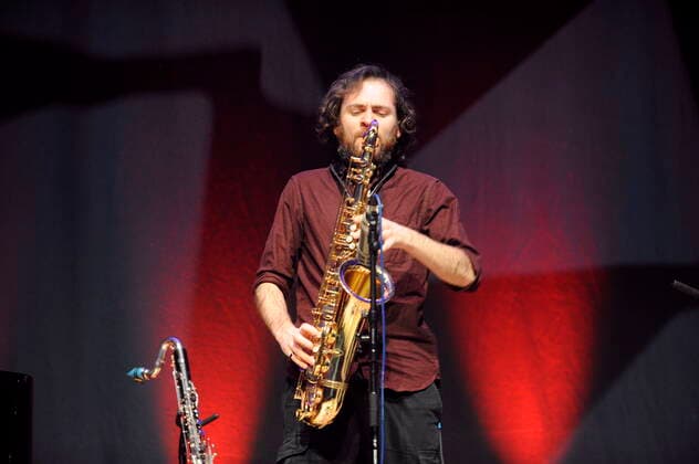 Jordan Smart, der Saxophonist des englischen Jazz-Trios Mammal Hands, in der Philharmonie Essen. Jordan Smart, saxophonist of the British jazz trio Mammal Hands, at the Philharmonie Essen. Essen NRW DEU;DE;GERMANY;DEUTSCHLAND;ALLEMAGNE