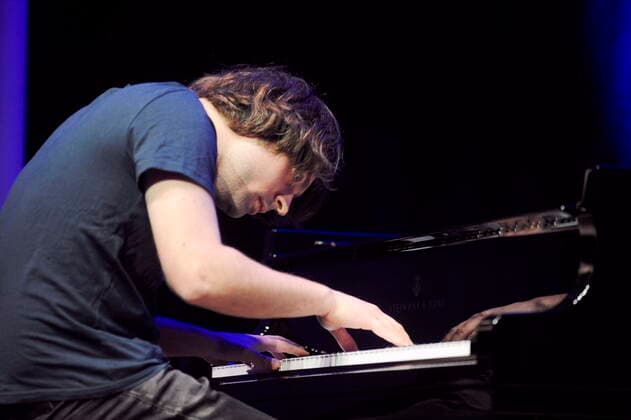 Nick Smart, der Pianist des englischen Jazz-Trios Mammal Hands, in der Philharmonie Essen. Nick Smart, pianist of the British jazz trio Mammal Hands, at the Philharmonie Essen. Essen NRW DEU;DE;GERMANY;DEUTSCHLAND;ALLEMAGNE