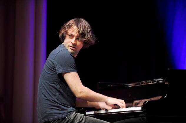 Nick Smart, der Pianist des englischen Jazz-Trios Mammal Hands, in der Philharmonie Essen. Nick Smart, pianist of the British jazz trio Mammal Hands, at the Philharmonie Essen. Essen NRW DEU;DE;GERMANY;DEUTSCHLAND;ALLEMAGNE