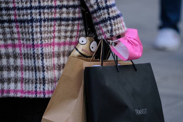 Düsseldorf 19.02.2022 Einkaufstaschen Papiertüten Transit Flinger Strasse Flingerstrasse keine Maskenpflicht mehr Einkaufsstrasse Einkaufsstraße Shoppingmeile Einkaufsmeile Corona Pandemie Covid Corona Lockdown Masken Einkaufen Einzelhandel Notbremse shutdown Infektionsschutzgesetz Inzidenz Inzidenzwert Bundesnotbremse Fussgängerzone Menschenmasse Schutzmaske medizinische FFP2-Maske OP-Maske Coronamaske Covidmaske Inzidenz 3G 2G Mundschutz Nasenschutz Düsseldorf Nordrhein-Westfalen Deutschland
