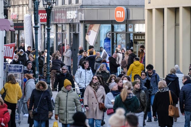 Düsseldorf 19.02.2022 Einkaufstaschen Papiertüten Flinger Strasse Flingerstrasse keine Maskenpflicht mehr Einkaufsstrasse Einkaufsstraße Shoppingmeile Einkaufsmeile Corona Pandemie Covid Corona Lockdown Masken Einkaufen Einzelhandel Notbremse shutdown Infektionsschutzgesetz Inzidenz Inzidenzwert Bundesnotbremse Fussgängerzone Menschenmasse Düsseldorf Nordrhein-Westfalen Deutschland