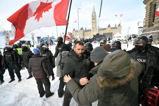 February 19, 2022, Ottawa, ON, Canada: Police move in to clear downtown Ottawa near Parliament hill of protesters after weeks of demonstrations on Saturday, Feb. 19, 2022. Police arrested scores of demonstrators and towed away vehicles Friday in Canada s besieged capital, and a stream of trucks started leaving under the pressure, raising authorities hopes for an end to the three-week protest against the country s COVID-19 restrictions. Ottawa Canada  - ZUMAc35_ 20220219_zaf_c35_043 Copyright: xJustinxTangx