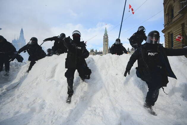 February 19, 2022, Ottawa, ON, Canada: Police move in to clear downtown Ottawa near Parliament hill of protesters after weeks of demonstrations on Saturday, Feb. 19, 2022. Police arrested scores of demonstrators and towed away vehicles Friday in Canada s besieged capital, and a stream of trucks started leaving under the pressure, raising authorities hopes for an end to the three-week protest against the country s COVID-19 restrictions. Ottawa Canada  - ZUMAc35_ 20220219_zaf_c35_046 Copyright: xJustinxTangx
