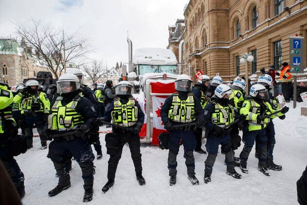February 19, 2022, Ottawa, ON, Canada: Police move in to clear downtown Ottawa near Parliament hill of protesters after weeks of demonstrations on Saturday, Feb. 19, 2022. Police arrested scores of demonstrators and towed away vehicles Friday in Canada s besieged capital, and a stream of trucks started leaving under the pressure, raising authorities hopes for an end to the three-week protest against the country s COVID-19 restrictions. Ottawa Canada  - ZUMAc35_ 20220219_zaf_c35_051 Copyright: xColexBurstonx