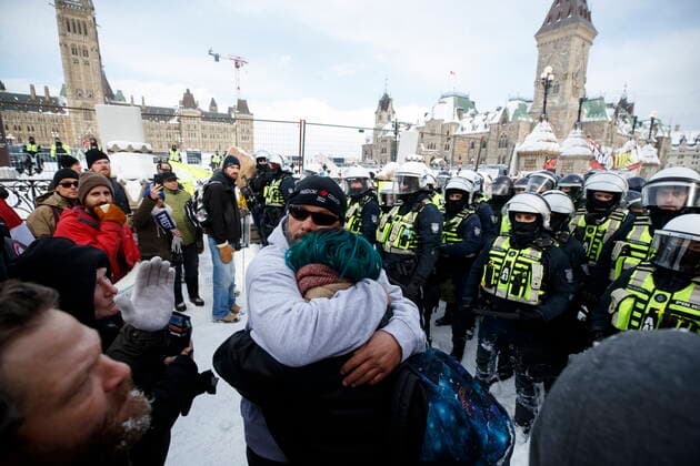 February 19, 2022, Ottawa, ON, Canada: Police move in to clear downtown Ottawa near Parliament hill of protesters after weeks of demonstrations on Saturday, Feb. 19, 2022. Police arrested scores of demonstrators and towed away vehicles Friday in Canada s besieged capital, and a stream of trucks started leaving under the pressure, raising authorities hopes for an end to the three-week protest against the country s COVID-19 restrictions. Ottawa Canada  - ZUMAc35_ 20220219_zaf_c35_053 Copyright: xColexBurstonx