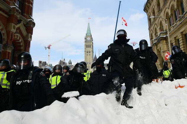 February 19, 2022, Ottawa, ON, Canada: Police move in to clear downtown Ottawa near Parliament hill of protesters after weeks of demonstrations on Saturday, Feb. 19, 2022. Police arrested scores of demonstrators and towed away vehicles Friday in Canada s besieged capital, and a stream of trucks started leaving under the pressure, raising authorities hopes for an end to the three-week protest against the country s COVID-19 restrictions. Ottawa Canada  - ZUMAc35_ 20220219_zaf_c35_055 Copyright: xJustinxTangx