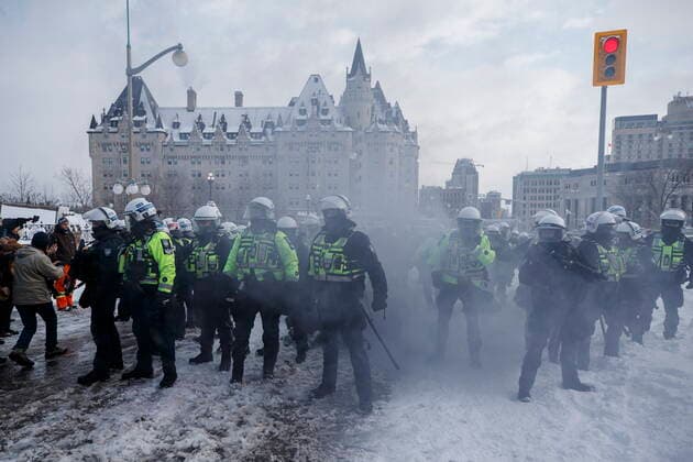 February 19, 2022, Ottawa, ON, Canada: Police move in to clear downtown Ottawa near Parliament hill of protesters after weeks of demonstrations on Saturday, Feb. 19, 2022. Police arrested scores of demonstrators and towed away vehicles Friday in Canada s besieged capital, and a stream of trucks started leaving under the pressure, raising authorities hopes for an end to the three-week protest against the country s COVID-19 restrictions. Ottawa Canada  - ZUMAc35_ 20220219_zaf_c35_065 Copyright: xColexBurstonx
