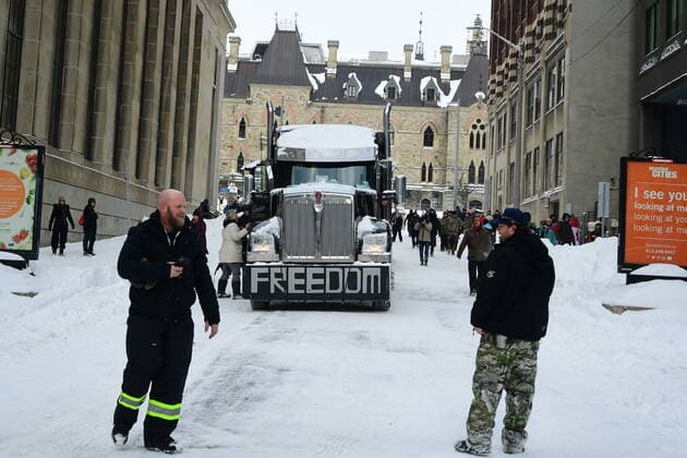 February 19, 2022, Ottawa, ON, Canada: A truck is driven away as Police move in to clear downtown Ottawa near Parliament hill of protesters after weeks of demonstrations on Saturday, Feb. 19, 2022. Police arrested scores of demonstrators and towed away vehicles Friday in Canada s besieged capital, and a stream of trucks started leaving under the pressure, raising authorities hopes for an end to the three-week protest against the country s COVID-19 restrictions. Ottawa Canada  - ZUMAc35_ 20220219_zaf_c35_072 Copyright: xJustinxTangx