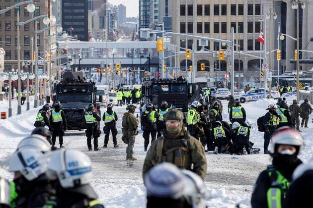 February 19, 2022, Ottawa, ON, Canada: Police move in to clear downtown Ottawa near Parliament hill of protesters after weeks of demonstrations on Saturday, Feb. 19, 2022. Police arrested scores of demonstrators and towed away vehicles Friday in Canada s besieged capital, and a stream of trucks started leaving under the pressure, raising authorities hopes for an end to the three-week protest against the country s COVID-19 restrictions. Ottawa Canada  - ZUMAc35_ 20220219_zaf_c35_073 Copyright: xColexBurstonx