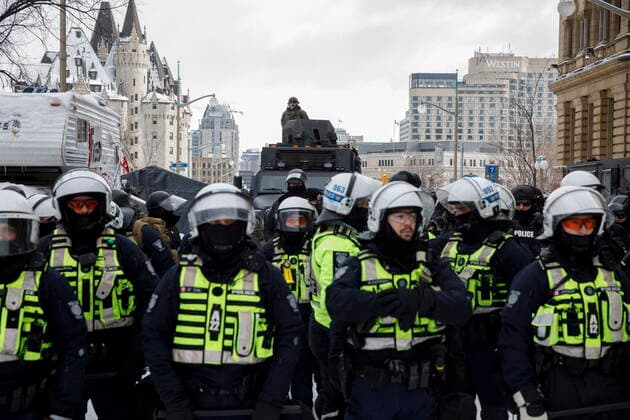 February 19, 2022, Ottawa, ON, Canada: Police move in to clear downtown Ottawa near Parliament hill of protesters after weeks of demonstrations on Saturday, Feb. 19, 2022. Police arrested scores of demonstrators and towed away vehicles Friday in Canada s besieged capital, and a stream of trucks started leaving under the pressure, raising authorities hopes for an end to the three-week protest against the country s COVID-19 restrictions. Ottawa Canada  - ZUMAc35_ 20220219_zaf_c35_074 Copyright: xColexBurstonx