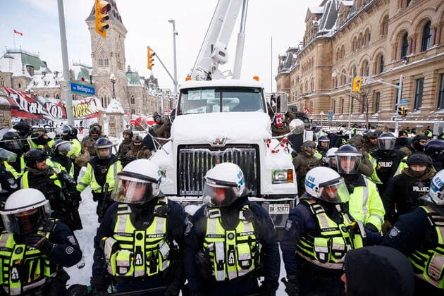 February 19, 2022, OTTAWA, ON, CANADA: Police hang off a truck as authorities work to end a protest against COVID-19 measures that had grown into a broader anti-government demonstration and occupation lasting for weeks, in Ottawa, Saturday, Feb. 19, 2022. OTTAWA CANADA  - ZUMAc35_ 20220219_zaf_c35_116 Copyright: xColexBurstonx