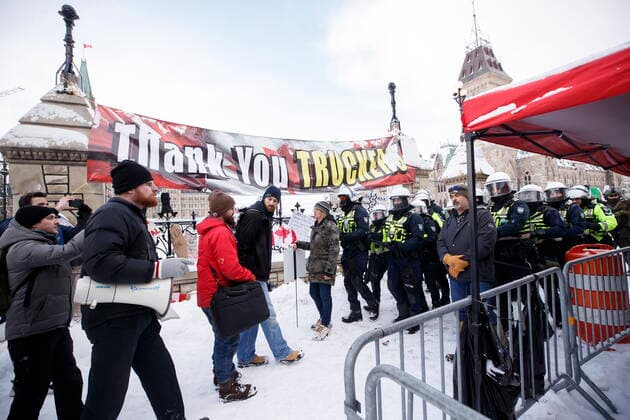 February 19, 2022, OTTAWA, ON, CANADA: Police push back protestors as authorities work to end a protest against COVID-19 measures that had grown into a broader anti-government demonstration and occupation lasting for weeks, in Ottawa, Saturday, Feb. 19, 2022. OTTAWA CANADA  - ZUMAc35_ 20220219_zaf_c35_117 Copyright: xColexBurstonx