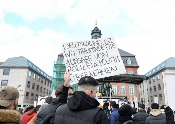 19.02.2022, xmgx, Lokal Hanau 19.Februar 2020 - Jugend-Demo gegen Rassismus, v.l., Hanau Hessen Deutschland (DEU) *** 19 02 2022, xmgx, local Hanau 19 February 2020 youth demo against racism, v l , Hanau Hesse Germany DEU