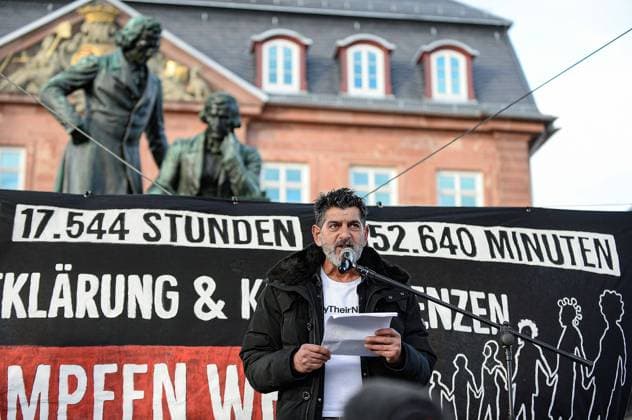 19.02.2022, xmgx, Lokal Hanau 19.Februar 2020 - Jugend-Demo gegen Rassismus, v.l. Ã‡etin Gültekin (Bruder von Gökhan Gültekin), Hanau Hessen Deutschland (DEU) *** 19 02 2022, xmgx, local hanau 19 february 2020 youth demo against racism, v l Ã‡etin Gültekin brother of Gökhan Gültekin , Hanau Hesse Germany DEU