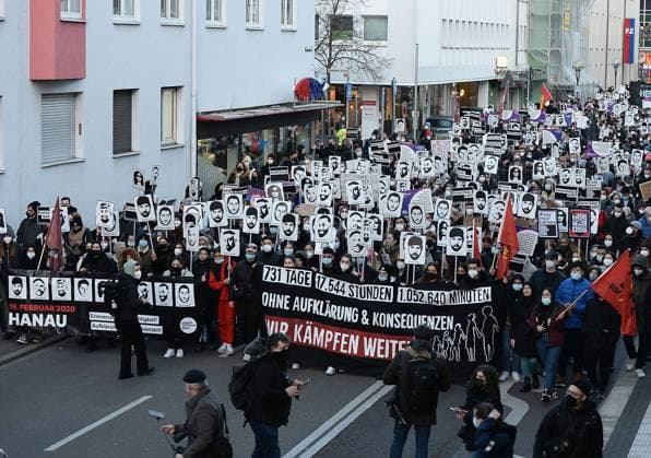 19.02.2022, xmgx, Lokal Hanau 19.Februar 2020 - Jugend-Demo gegen Rassismus, v.l., Hanau Hessen Deutschland (DEU) *** 19 02 2022, xmgx, local Hanau 19 February 2020 youth demo against racism, v l , Hanau Hesse Germany DEU