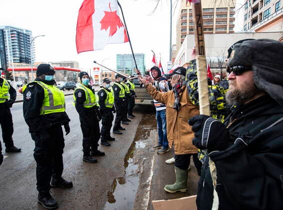 February 19, 2022, EDMONTON, AB, CANADA: Protestors confront police officers as demonstrators gathered to protest against COVID-19 measures and in support of a demonstration in Ottawa which has grown to a broader anti-government demonstration, in Edmonton, Saturday, Feb. 19, 2022. EDMONTON CANADA  - ZUMAc35_ 20220219_zaf_c35_133 Copyright: xJasonxFransonx
