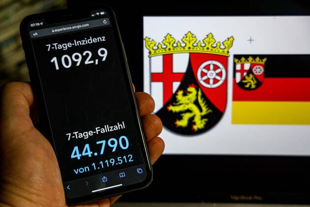 Coronavirus in Deutschland - Covid-19-Dashboard des Robert Koch-Institut DEU, Deutschland, Rheinland-Pfalz 20.02.2022: Die 7-Tage-Inzidenz für das Bundesland (Fälle letzte 7 Tage 100.000 EW) wird auf einem iPhone angezeigt, im Hintergrund das Landeswappen