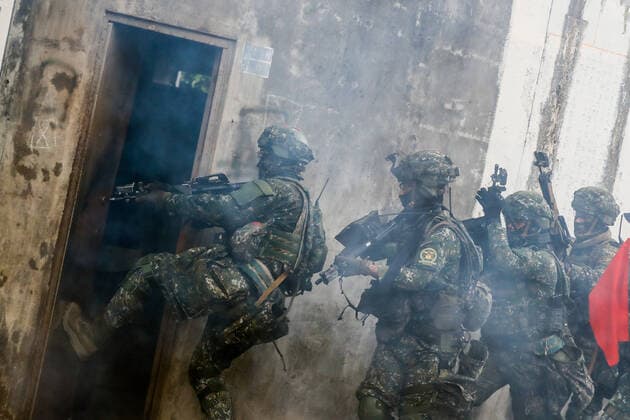 January 6, 2022, Kaohsiung, Kaohsiung, Taiwan: Taiwanese soldiers take part in an Army Readiness Enhancement Drill amid escalating threats to the island from China. Taiwan Army will hold a series of live fire Milo drills in March 2022 on several islets near China, which critics have said they are used as a response to and enhanced measures in the face of an increasing number of Chinese military aircraft entering into TaiwanÃ¢â‚¬â ¢s ADIZ. Kaohsiung Taiwan - ZUMAs313 20220106_zip_s313_029 Copyright: xDanielxCengxShou-Yix