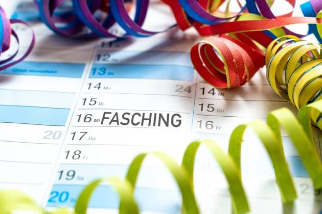 18 February 2022: carnival, calendar with colorful streamers symbol image carnival *** Fasching, Kalender mit bunten Luftschlangen Symbolbild Karneval