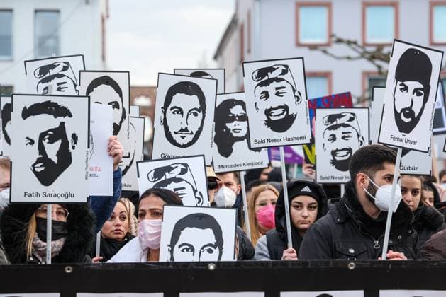 Gedenktag und Demonstration zwei Jahre nach dem rassistischen Anschlag von Hanau 19.02.2022 Zwei Jahre nach dem rassistischen Anschlag von Hanau, bei dem Ferhat Unvar, Hamza Kurtovic, Said Nesar Hashemi, Vili Viorel Paun, Mercedes Kierpacz, Kaloyan Velkov, Fatih Saracoglu, Sedat Gürbüz und Gökhan Gültekin ihr Leben verloren, wird in Hanau der Toten gedacht. Hunderte Menschen demonstrieren für eine angemessene Erinnerung, soziale Gerechtigkeit, lückenlose Aufklärung und politische Konsequenzen. *** Day of remembrance and demonstration two years after the racist attack of Hanau 19 02 2022 Two years after the racist attack of Hanau, in which Ferhat Unvar, Hamza Kurtovic, Said Nesar Hashemi, Vili Viorel Paun, Mercedes Kierpacz, Kal