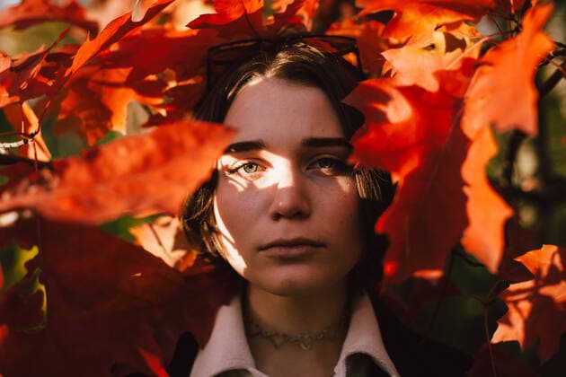 Creative Highlights Symbolbilder Portrait of teenage girl standing among red leaves during autumn CR_DMBE220219-918492-01 ,model released, Symbolfoto