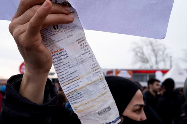 Bilder des Jahres 2022, News 02 Februar News Themen der Woche KW07 Protest Against Rising Of Electricity And Natural Gas Prices In Istanbul Protesters gathered on February 20,2022 in Istanbul protest rising electricity and natural gas prices. Energy prices in Turkey and other countries have increased in the last 1 year. Households have difficulty in paying their bills due to the increase in inflation and the consequent decrease in purchasing power in Turkey. Istanbul Turkey  Copyright: xResulxKaboglux originalFilename: kaboglu-notitle220220_npek9.jpg