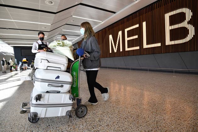 Bilder des Jahres 2022, News 02 Februar News Themen der Woche KW08 News Bilder des Tages INTERNATIONAL BORDERS OPEN MELBOURNE, International passengers arrive at Melbourne Airport in Melbourne, Monday, February 21, 2022. Australia?s international borders have reopened without restrictions for fully vaccinated tourists and travellers. ( NO ARCHIVING, EDITORIAL USE ONLY, NO USE IN BOOKS WITHOUT CONSENT MELBOURNE VIC AUSTRALIA  Copyright: xJOELxCARRETTx 20220221001626687211