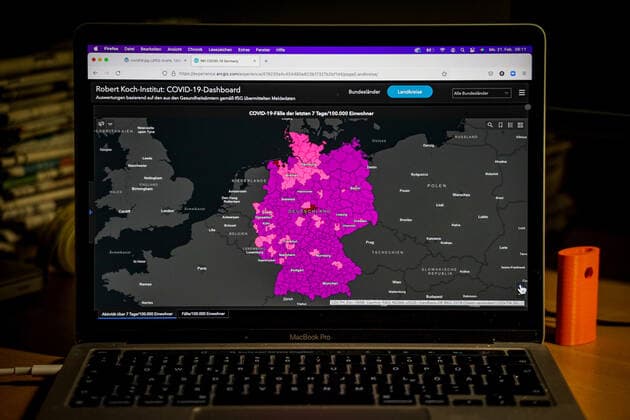 Coronavirus in Deutschland - Covid-19-Dashboard des Robert Koch-Institut 21.02.2022: Robert Koch-Institut: 7-Tage-Inzidenz 1346,8. 7-Tage-Fallzahl 1.119.949 COVID-19-Fälle 13.636.993. Zugang um 73.867 gegenüber dem Vortag. COVID-19-Todesfälle 121.297. Zugang um 22 gegenüber dem Vortag.