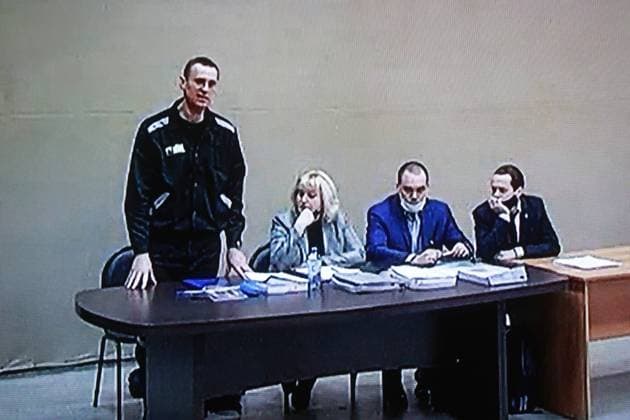 News Bilder des Tages VLADIMIR REGION, RUSSIA â€“ FEBRUARY 21, 2022: Pictured in this image is a monitor showing opposition activist Alexei Navalny and his lawyer Olga Mikhailova (L-R) during an on-site Lefortovo District Court hearing against Navalny at Penal Colony No 2 in Pokrov, Vladimir Region. Navalny is facing charges of contempt of court (in connection with his trial for defaming a WWII veteran) and large scale fraud. Sergei Fadeichev TASS  TS124B72