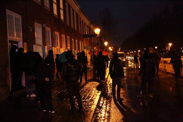 Gegendemonstranten stehen in der Gutenbergstraße während einer Demonstration gegen die Impfpflicht in der Coronavirus-Pandemie, Potsdam, 21. Februar 2022. Demo gegen Impfpflicht