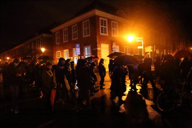 Demonstranten laufen in der Gutenbergstraße während einer Demonstration gegen die Impfpflicht in der Coronavirus-Pandemie, Potsdam, 21. Februar 2022. Demo gegen Impfpflicht