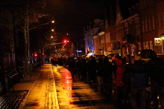 Demonstranten laufen in der Kurfürstenstraße während einer Demonstration gegen die Impfpflicht in der Coronavirus-Pandemie, Potsdam, 21. Februar 2022. Demo gegen Impfpflicht