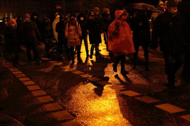 Demonstranten laufen über die Friedrich-Ebert-Straße während einer Demonstration gegen die Impfpflicht in der Coronavirus-Pandemie, Potsdam, 21. Februar 2022. Demo gegen Impfpflicht