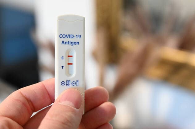 Stock- und Symbolbilder I 22.02.2022 Thema: Coronatest, Corona-Test, Corona Test, Antigen-Test. Hamburg Neugraben Hamburg Deutschland Copyright: xLobeca FelixxSchlikisx