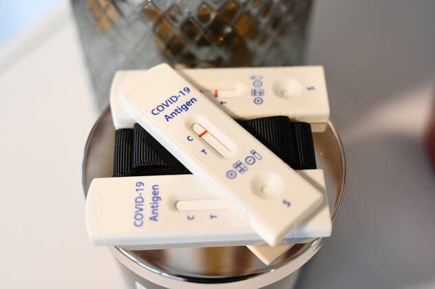 Stock- und Symbolbilder I 22.02.2022 Thema: Coronatest, Corona-Test, Corona Test, Antigen-Test. Hamburg Neugraben Hamburg Deutschland Copyright: xLobeca FelixxSchlikisx