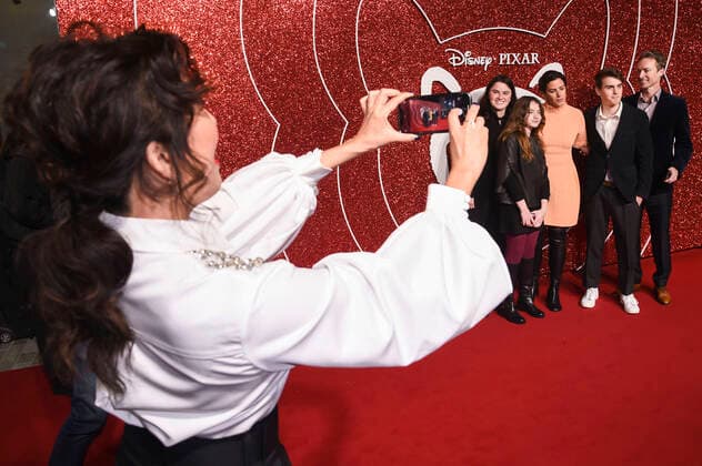 Bilder des Jahres 2022, Entertainment 02 Februar Entertainment Themen der Woche KW08 Entertainment Bilder des Tages Sandra Oh und Lindsay Collins mit Begleitung bei der Premiere des Animatiionsfilms Turning Red Rot im Everyman Borough Yards Cinema. London, 21.02.2022 *** Sandra Oh and Lindsay Collins with company at the premiere of the animatiion film Turning Red Rot at Everyman Borough Yards Cinema London, 21 02 2022 Foto:xS.xVasx xFuturexImage